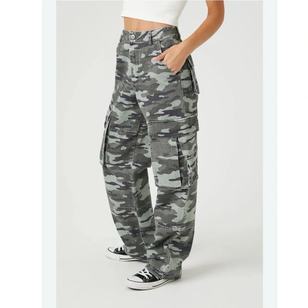 High-Rise Wide-Leg Cargo Jeans in Green Camo - Picture 11 of 14